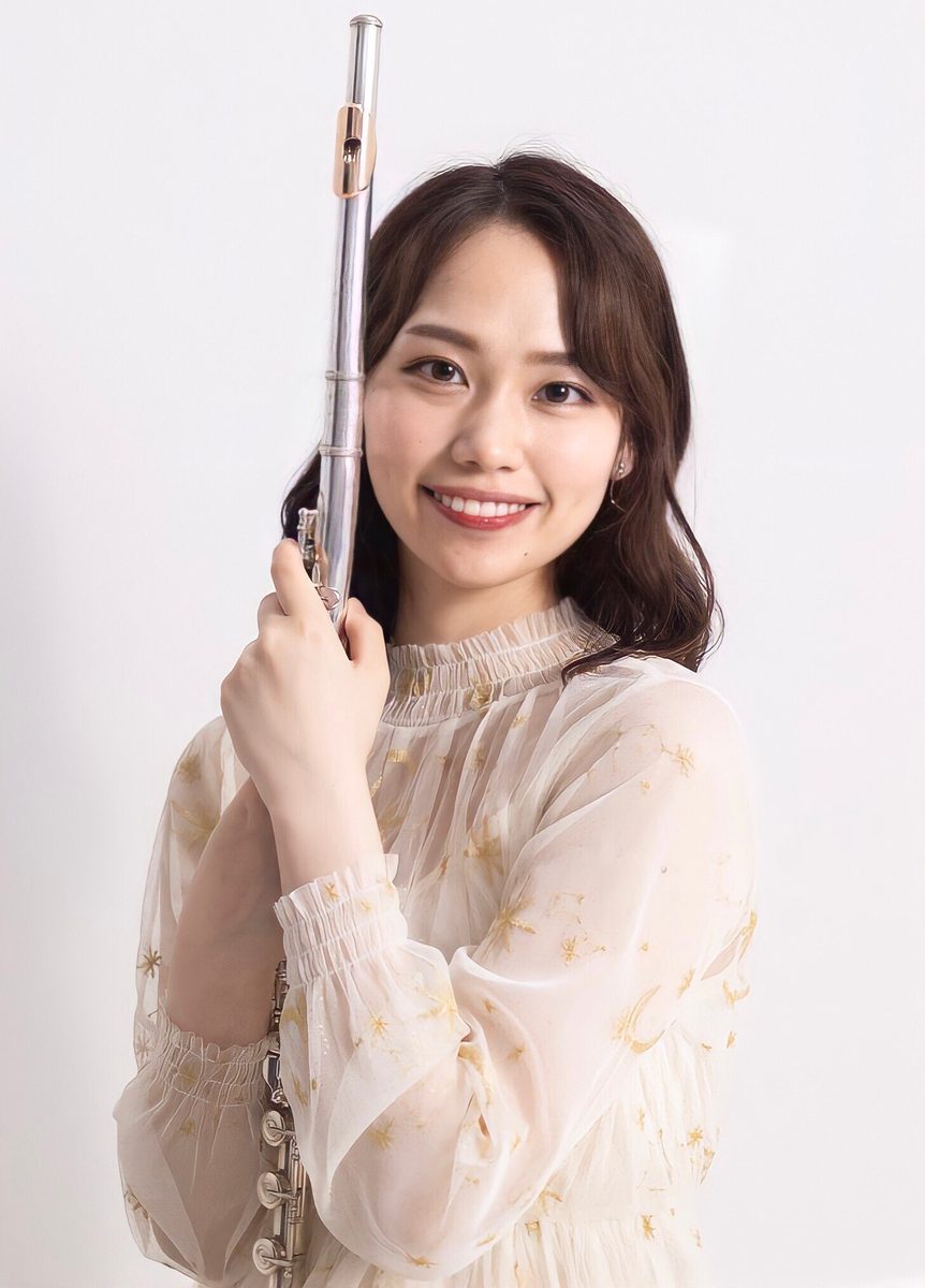 KATOROLL smiling with her flute