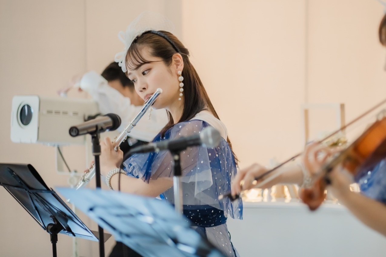 洋館のホールでドレス姿のアンサンブル